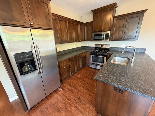 Building Photo - Charming 3-Bed, 2.5-Bath Townhouse – With Water/Sewer/Trash Included, and Prime Location!