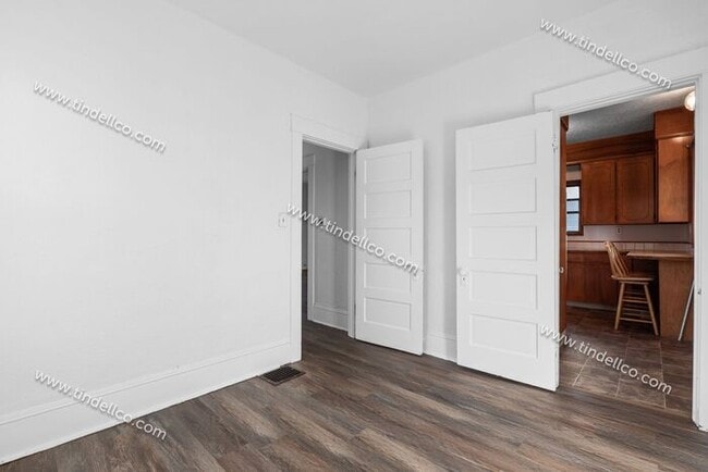 Building Photo - 4-bedroom 2-bathroom home located blocks from University of Portland- Pet Friendly!