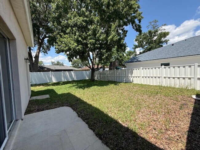 Building Photo - Spacious and well-appointed 4-bedroom, 3.5...
