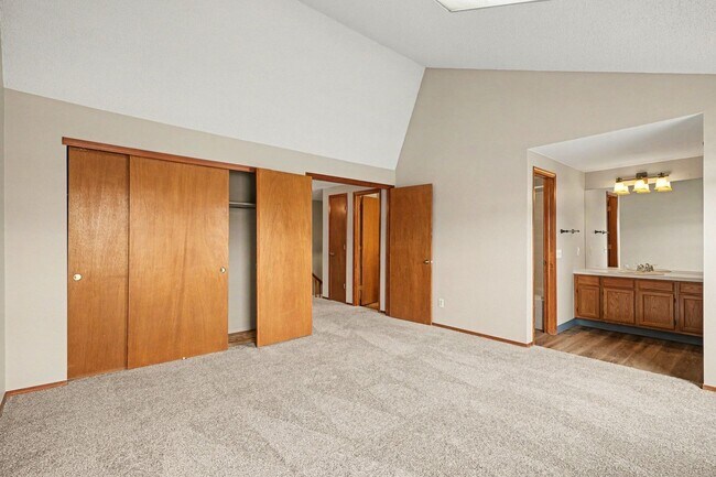 Building Photo - Beautiful Littleton Townhome | 2 Bed + 3 Bath | Nearly 2,000 Sq Ft | Prime Location