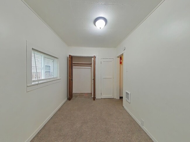 Building Photo - 1 Bedroom House ~ Close to Campus ~ Small ...