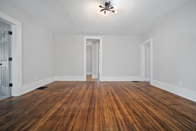 Building Photo - 1101 N Oak St