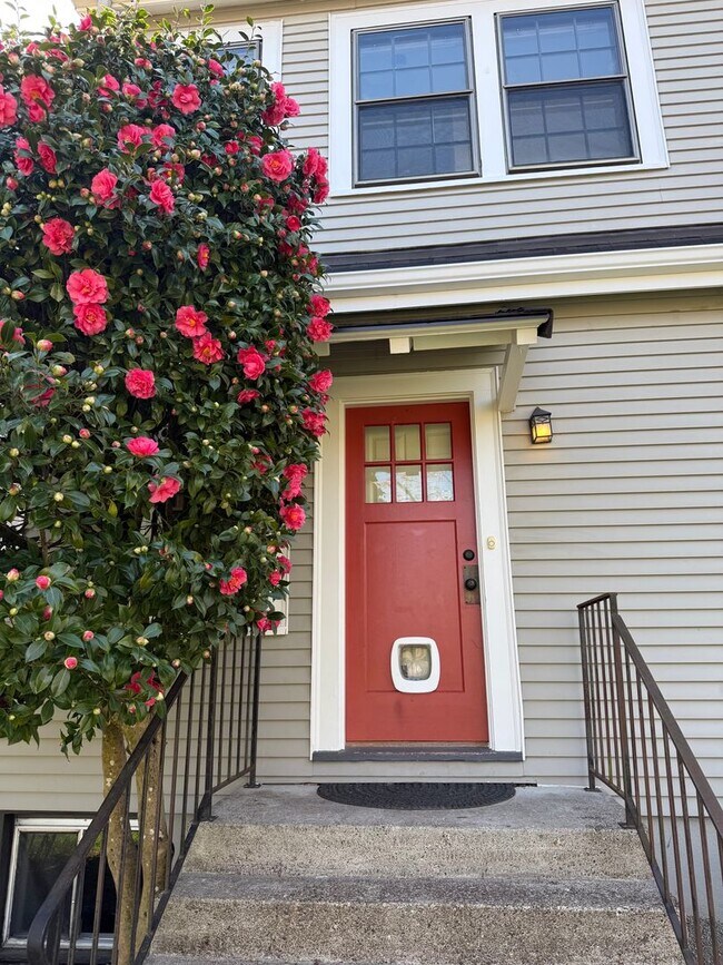 Building Photo - Charming historic home McMinnville 4 bed / 2.5 bath