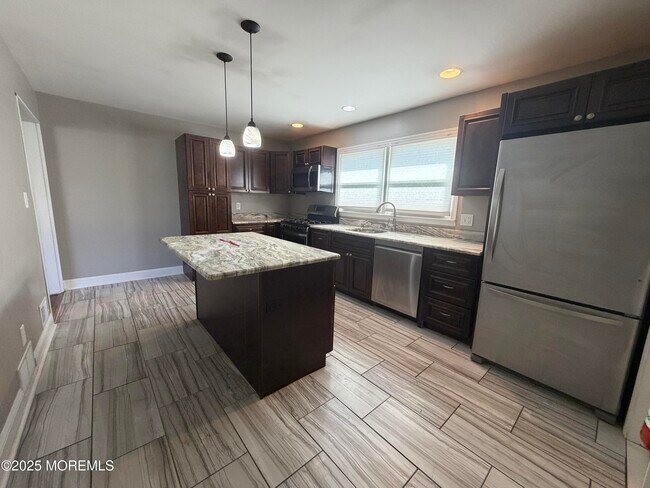 Building Photo - 710 Dow Ave