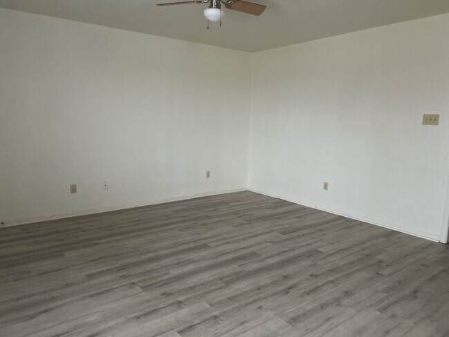 Building Photo - 504 Esther Cir