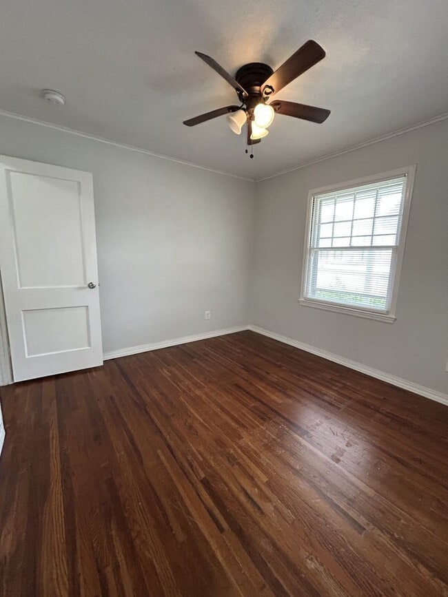 Building Photo - Beautiful 3 Bedroom/ 1.5 bath