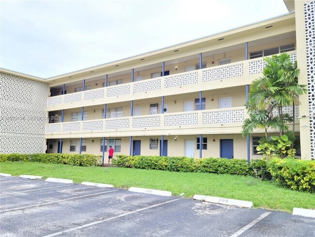 Building Photo - 11960 NE 19th Dr
