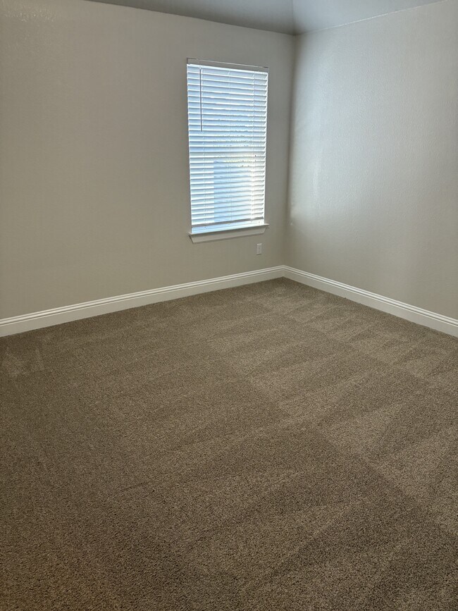 Building Photo - 105 Stone Cyn Dr