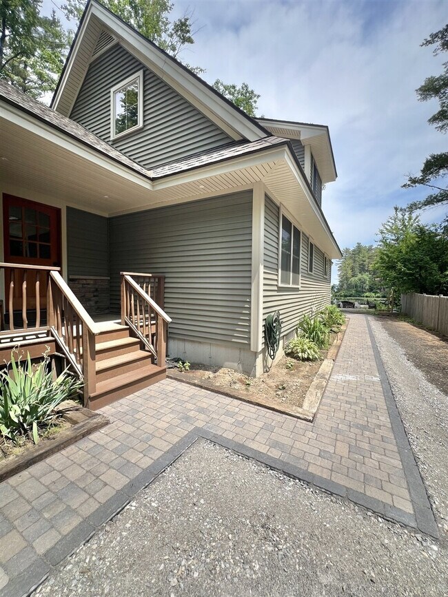 Building Photo - 322 NW River Rd