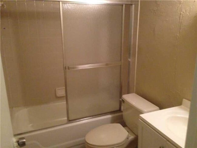 Building Photo - 3021 Riverside Dr