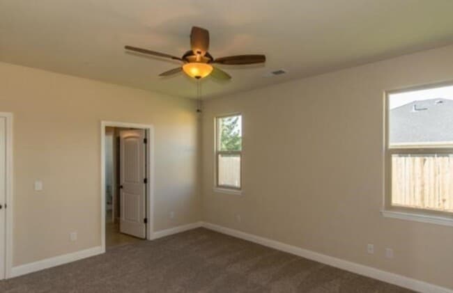 Building Photo - Newer Home - Great Location!