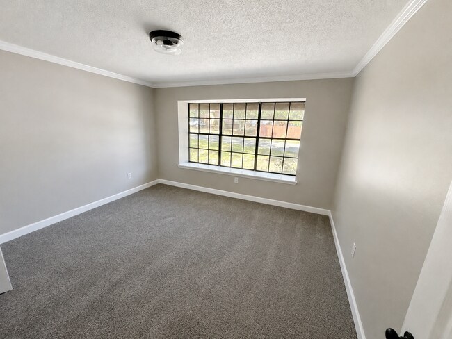 Building Photo - 440 Linda Dr