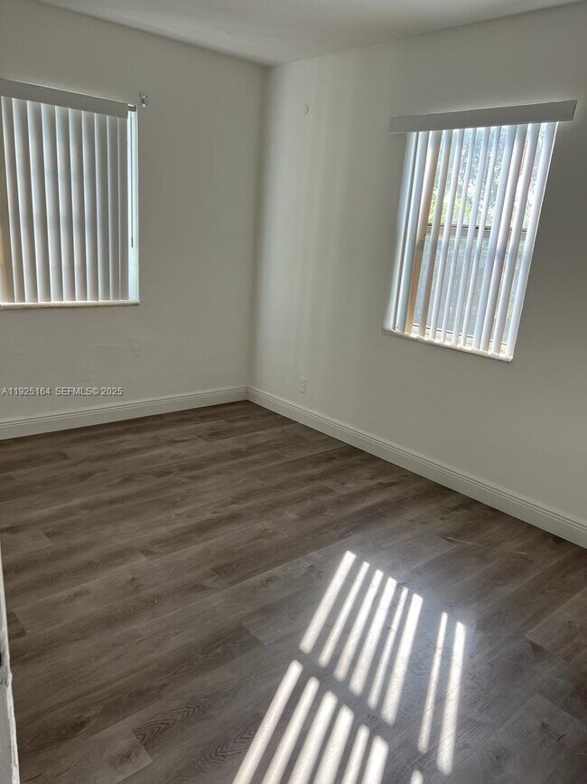 Building Photo - 1707 NW 14th Ct