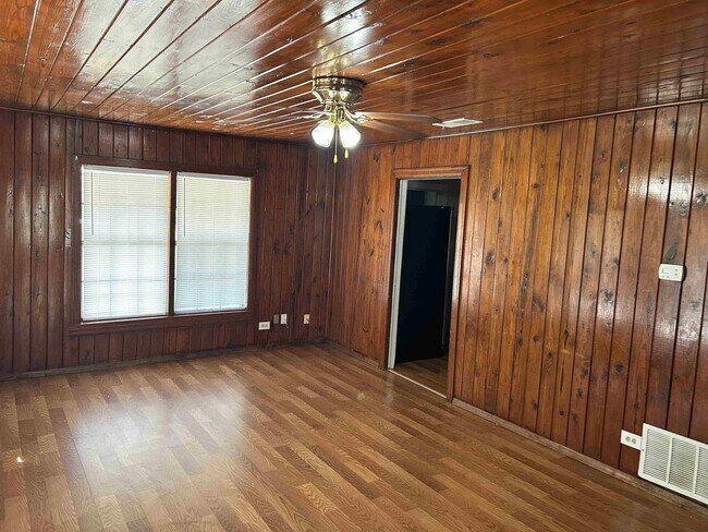 Building Photo - 3-Bedroom Home with Large Yard – Close to Schools!