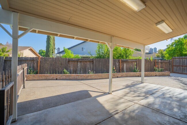 Building Photo - BEAUTIFUL 4 BEDROOM HOME WITH SWIMMING POOL!