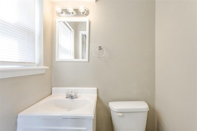 Building Photo - 645 Lloyd Ave