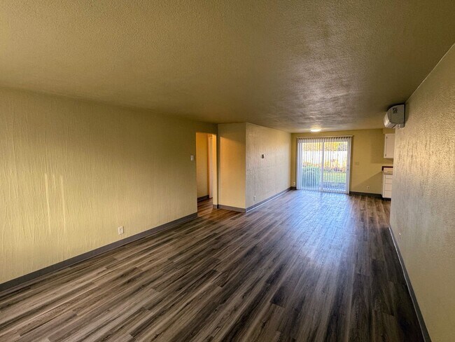 Building Photo - 2-Bed, 1-Bath Duplex – Great Location!