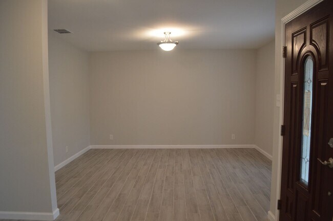 Building Photo - Gorgeous, Spacious 4 bed 2 bath