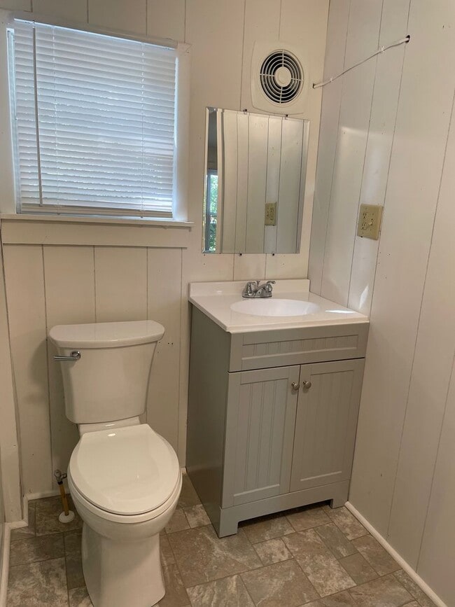 Building Photo - 2 BED, 1 BATH HOME LOCATED IN ASHEBORO OFF...