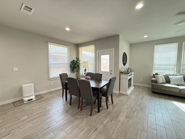 Building Photo - 6705 Hooper Wy