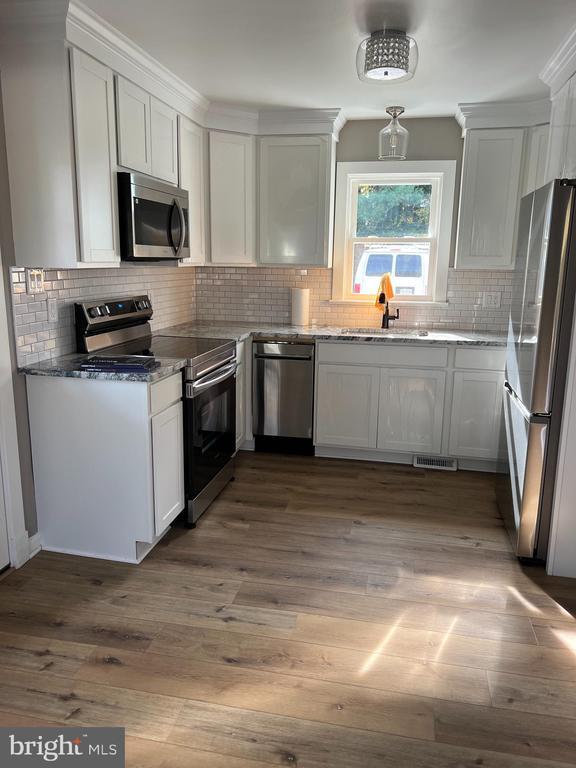 Building Photo - 346 W 11th St