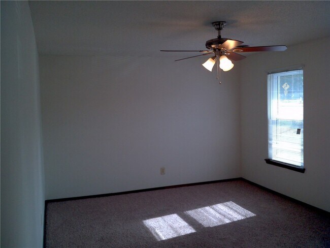 Building Photo - 3143 Old Missouri Rd