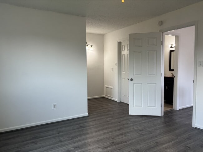 Building Photo - 1372 Riverside Dr