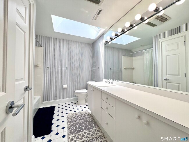 Building Photo - 32 Regents Pk