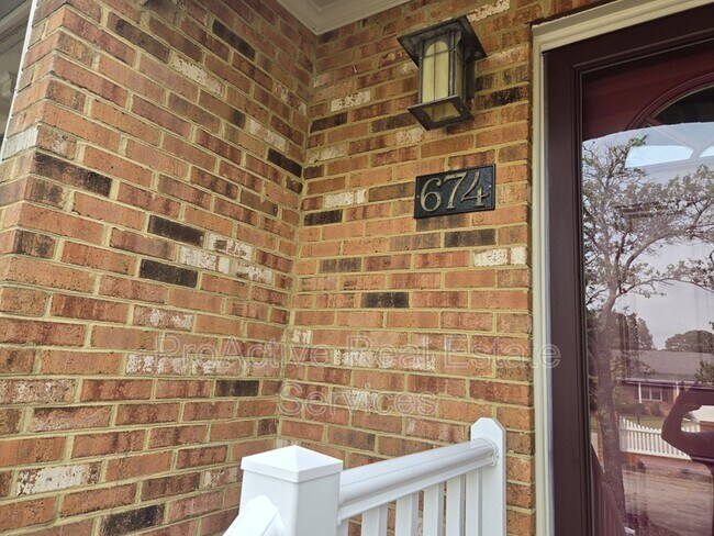 Building Photo - 674 Lord Dunmore Dr