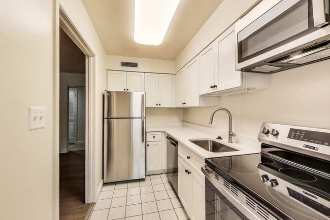 Building Photo - Convenient and Stylish 2-bedroom close to ...