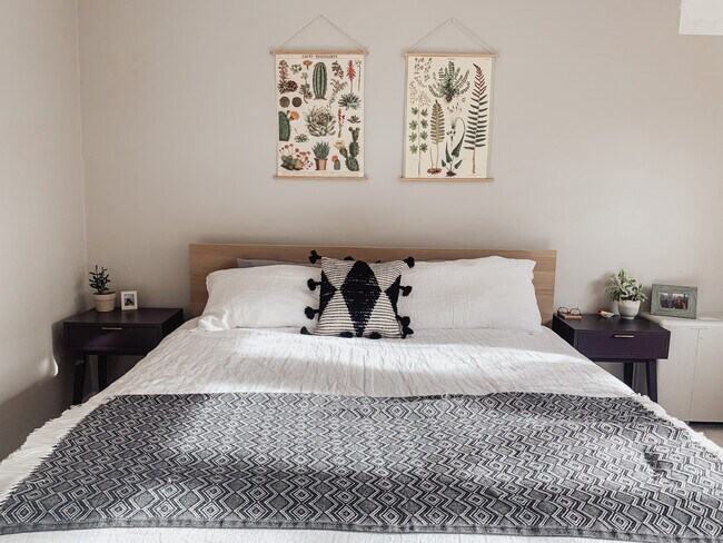 Building Photo - 1050 N Corona St