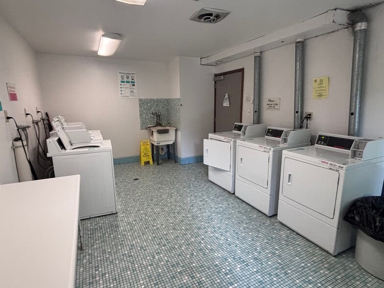 laundry facility in the building - 4117 W Rivers Edge Cir