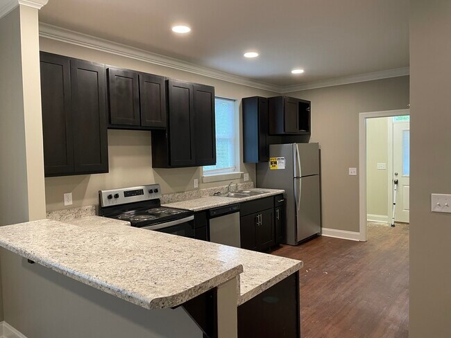 Building Photo - 704 Moore St