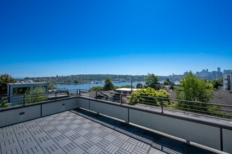 Building Photo - 2121 Waverly Pl N
