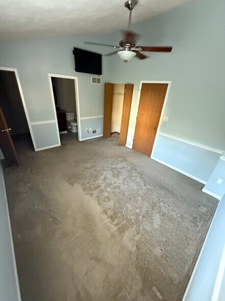Master Bedroom - 104 Hillvue Dr