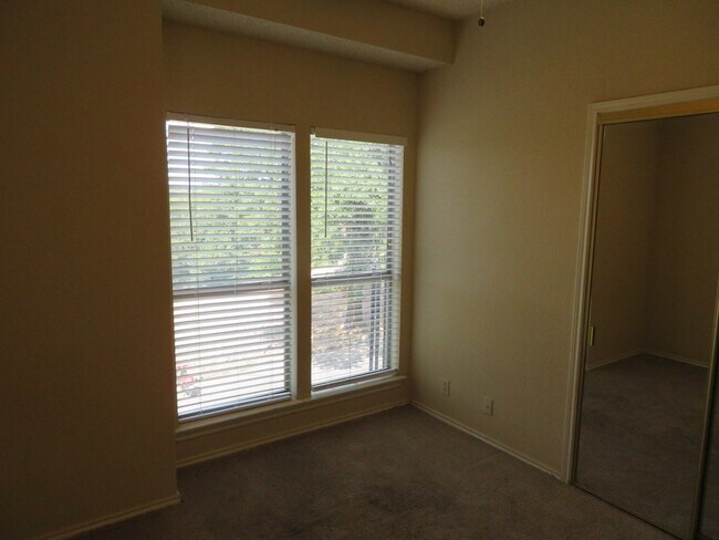 Building Photo - IMMEDIATE MOVE IN - 2 bed 2 bath