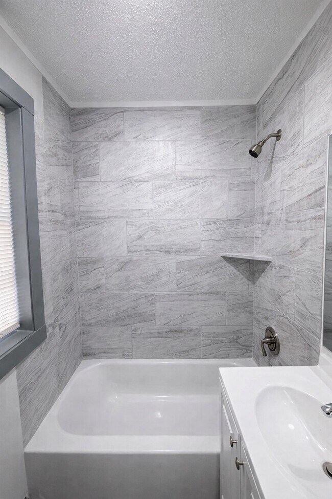 Building Photo - 608 E 4th St