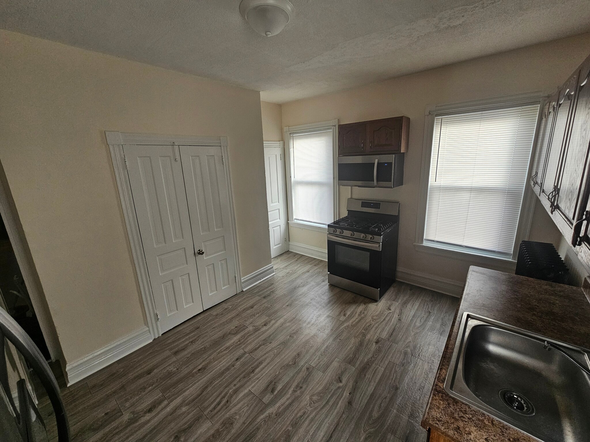 Building Photo - 132 W Douglass St