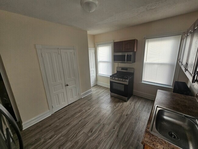 Building Photo - 132 W Douglass St