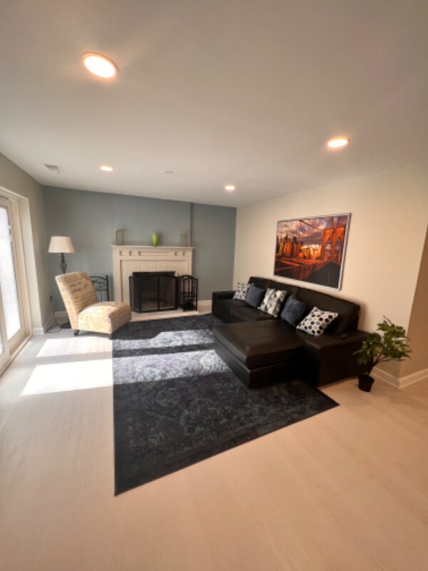 Building Photo - 1 Lakinhurst Ln