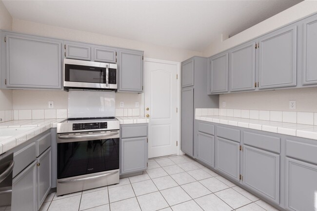 Building Photo - 3-bedroom, 2-bathroom home with a double car garage located in a non-HOA area