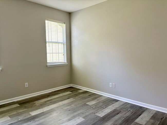 Building Photo - Available 7/9. Gorgeous, Fully Remodeled 3...