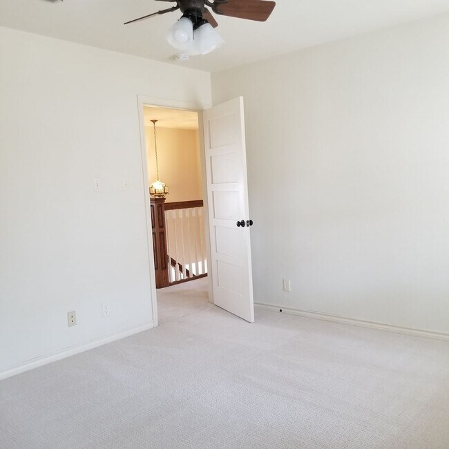 Building Photo - Stunning Home - North Cat Mountain - 4 bed...