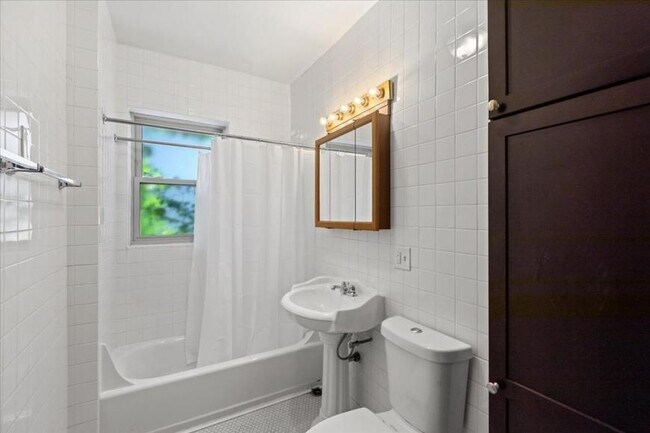 Building Photo - 5 bedroom in Chicago IL 60657