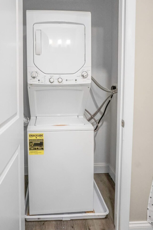 Building Photo - 140 Pearl St