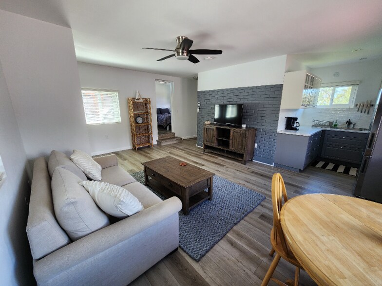 Building Photo - 1112 N Ontare Rd