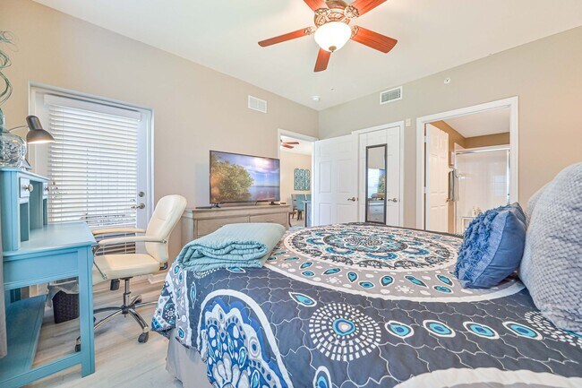 Building Photo - **Annual Lease -  Naples 2/2Furnished Cond...