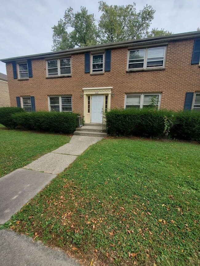 Building Photo - 3130 S 48th St. - 8 Family