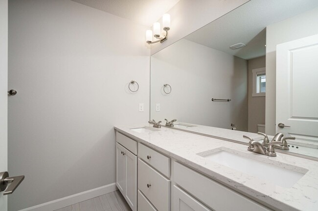 Building Photo - Desirable Salmon Creek Home Located in Lux...