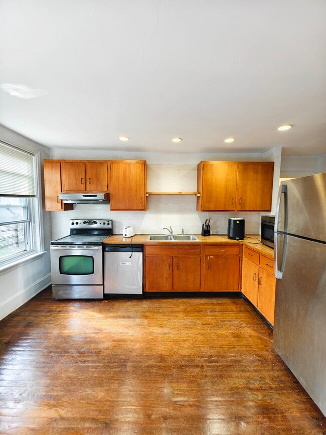 Building Photo - 413 N 33rd St